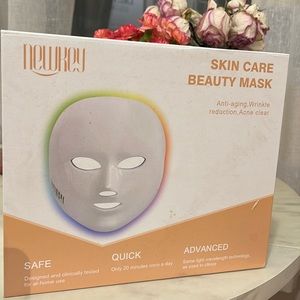 Light therapy face mask
